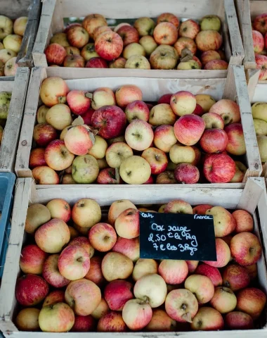 tas de pommes au marché
