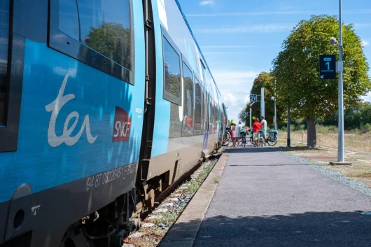 Cyclotouristes_et_train_a_quai_en_gare_de_Pontorson-Mont-Saint-Michel